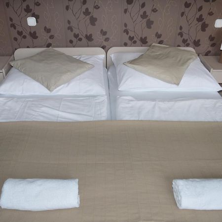 Pollushof Panzio Es Etterem Bed and Breakfast Csolnok Rum bild