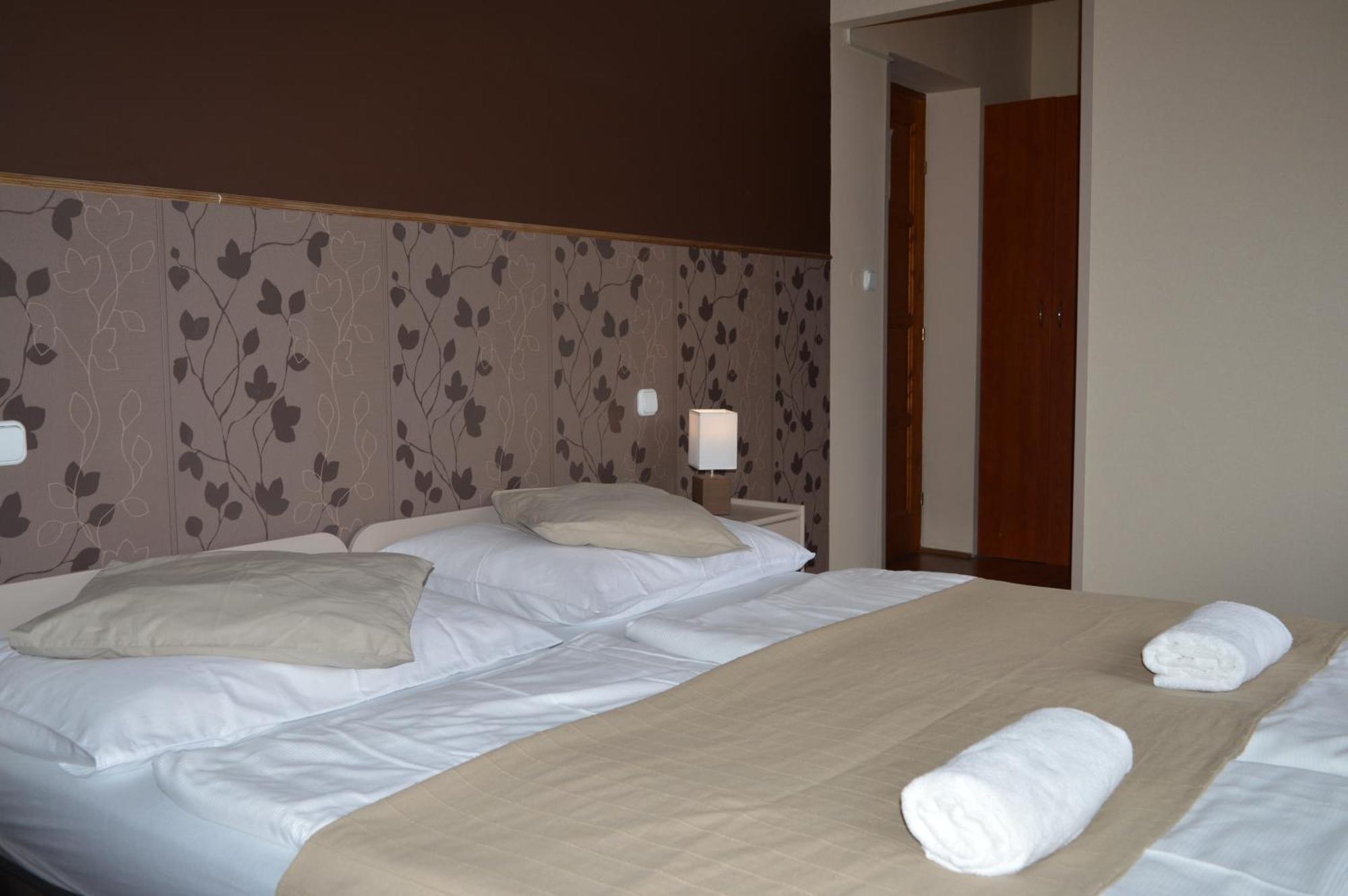 Pollushof Panzio Es Etterem Bed and Breakfast Csolnok Rum bild